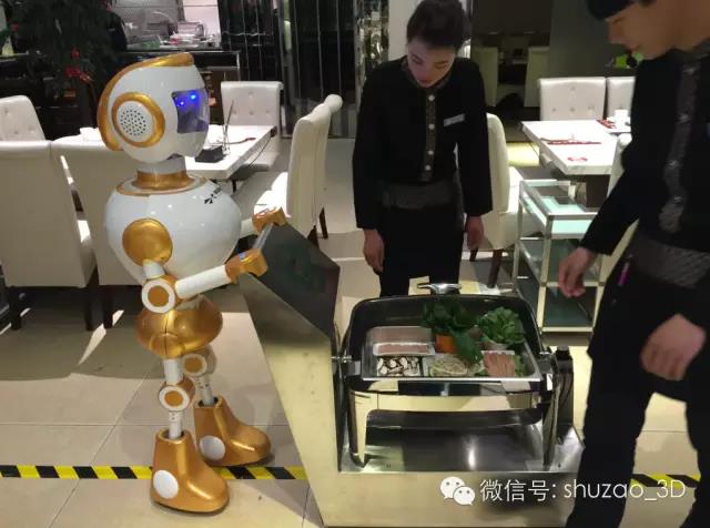 送餐机器人到达指定桌位服务员上菜